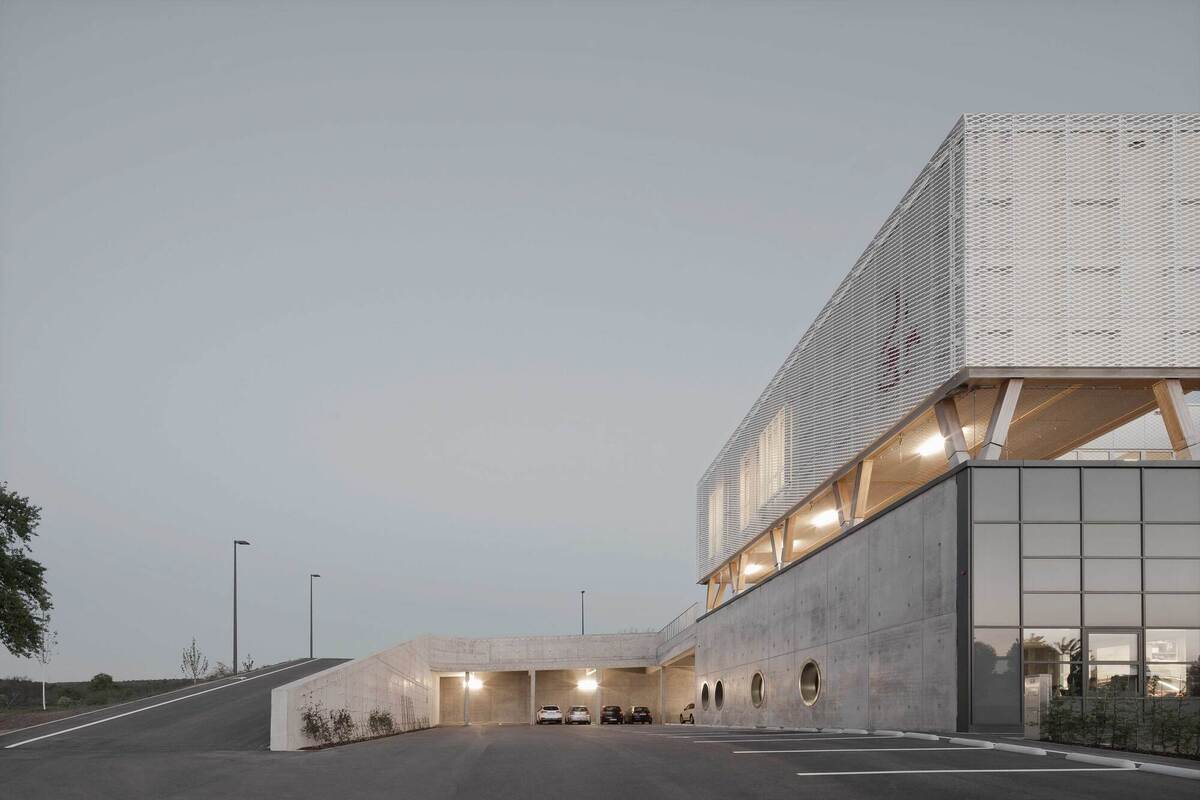 Straubenhardt 消防站 / wulf architekten