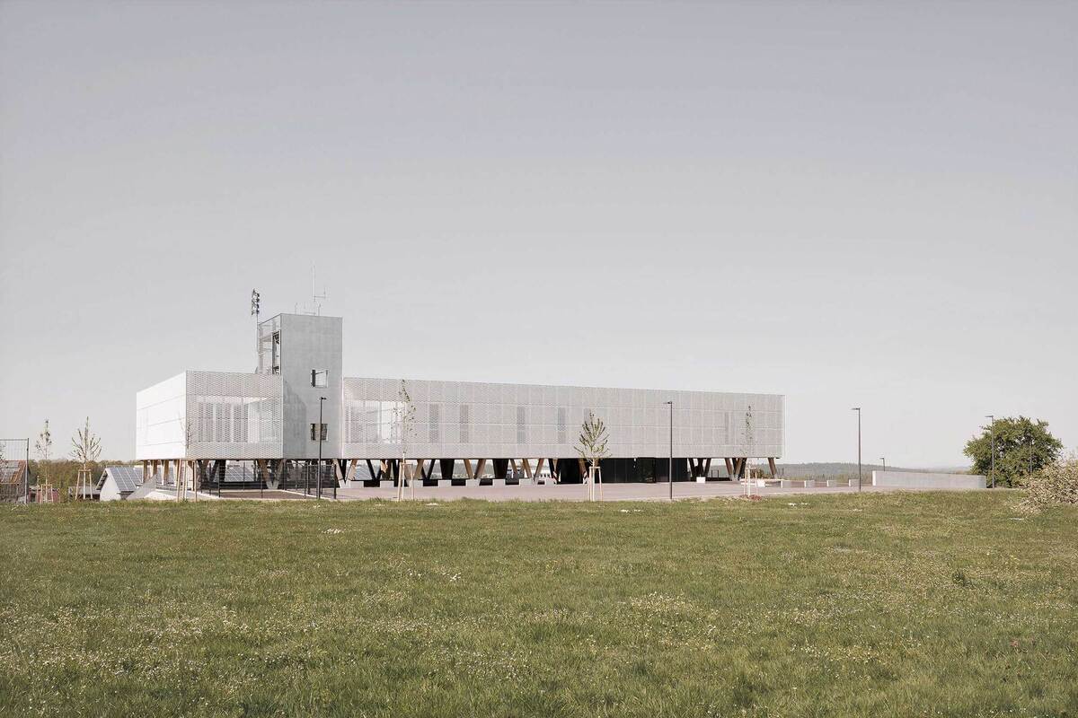 Straubenhardt 消防站 / wulf architekten
