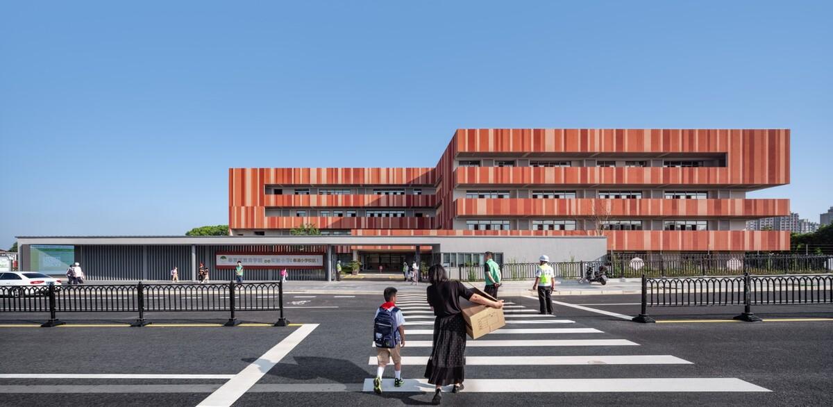 奉贤区教育学院附属实验小学奉浦小学校区 / 无样建筑工作室