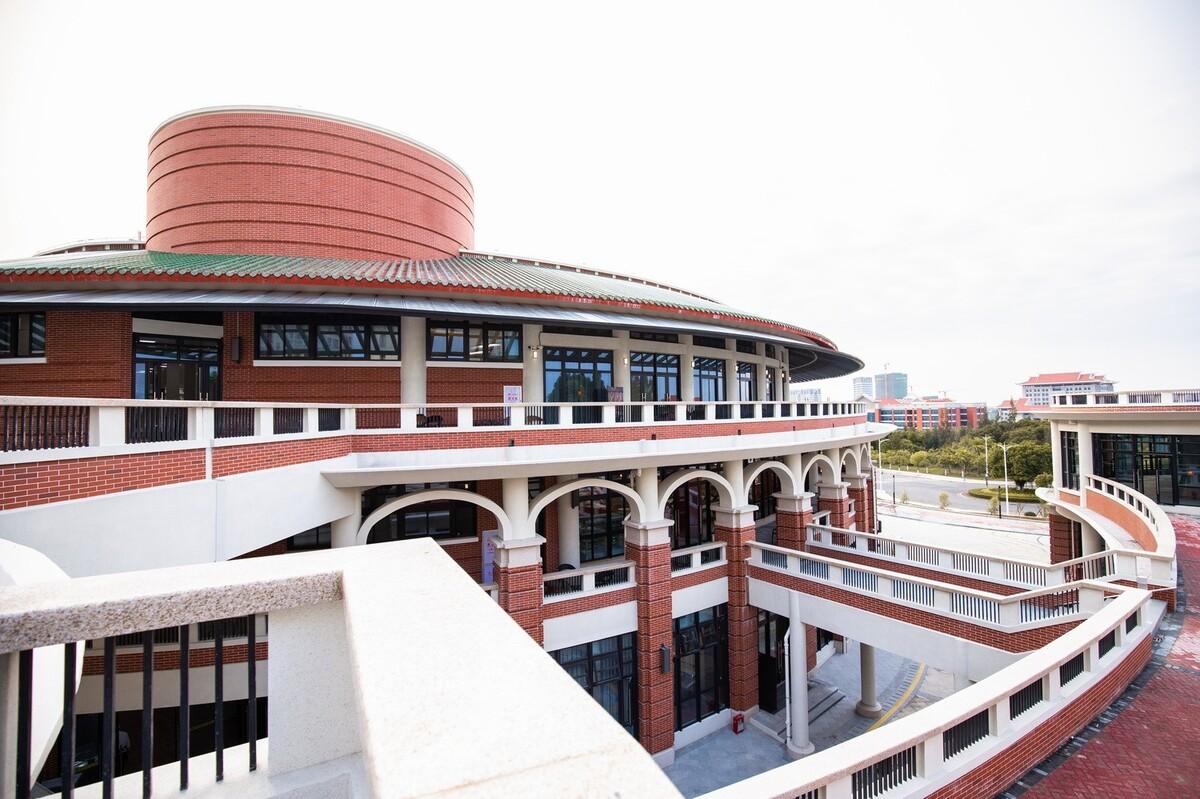 厦门大学翔安校区中部学生食堂（思源餐厅）/ 厦门大学建筑设计研究院有限公司（AUAD）