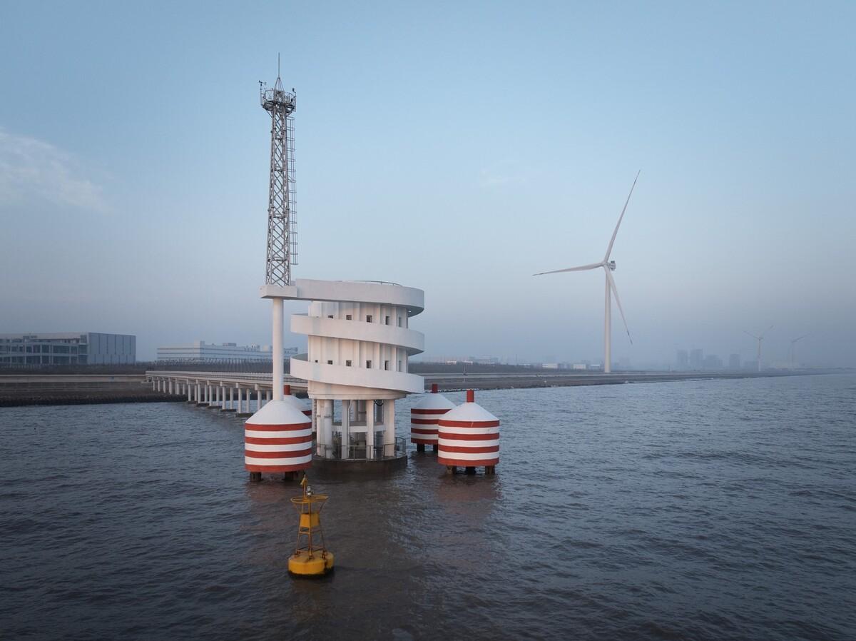 扭转塔和螺旋站，上海海上的生态基础设施 / HCCH合尘建筑