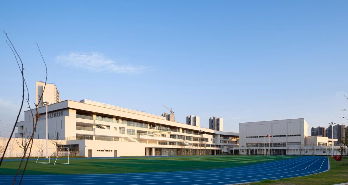 南通市能达中学 / 九城都市建筑