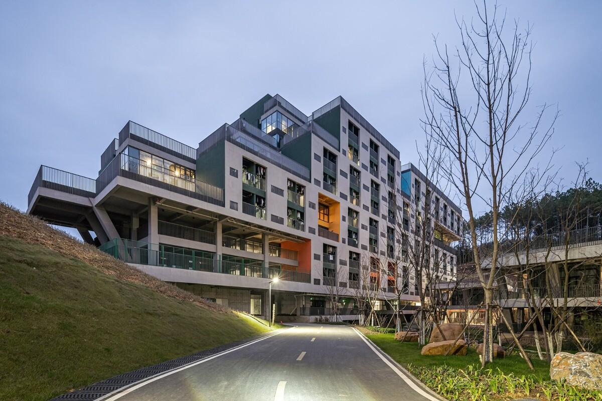 景德镇艺术职业大学山谷学生公寓 / 清华大学建筑设计研究院