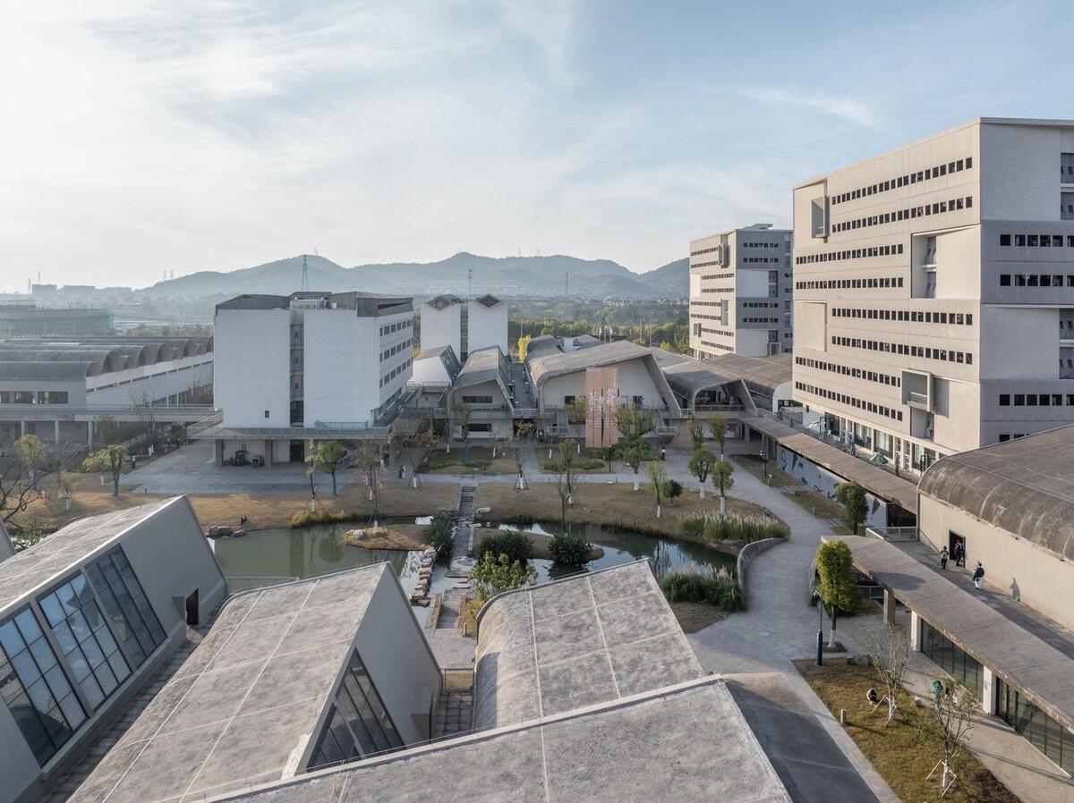 中国美术学院良渚校区一期全场落成 /  非常建筑