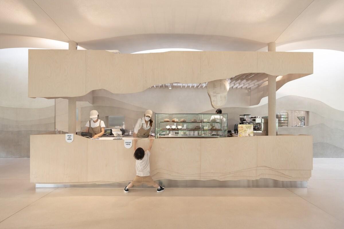 小火炉&小树桩咖啡店和游乐场 / NITAPROW