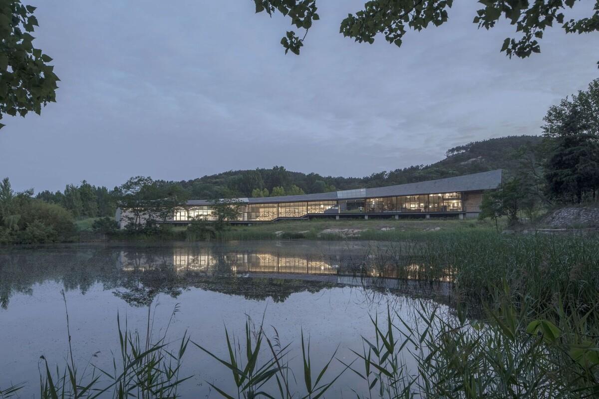 驻龙山游客中心 / Aurelien Chen