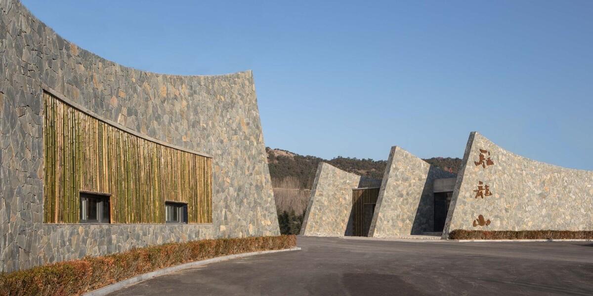 驻龙山游客中心 / Aurelien Chen
