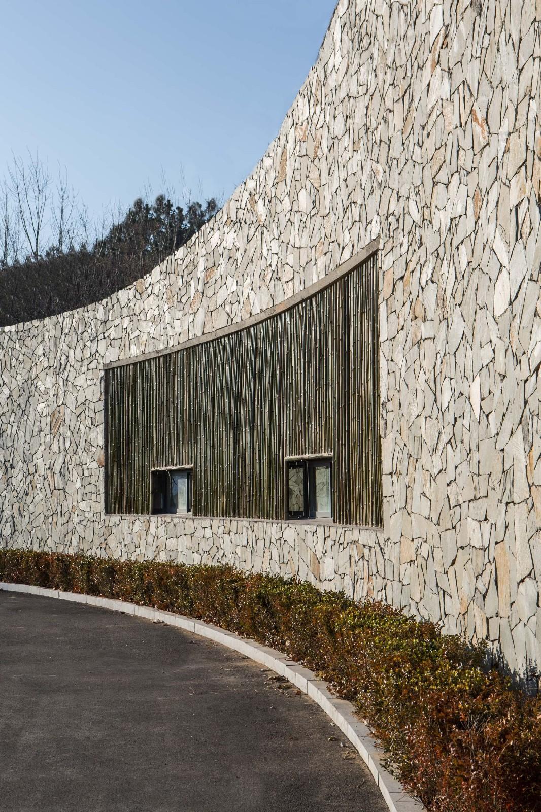 驻龙山游客中心 / Aurelien Chen