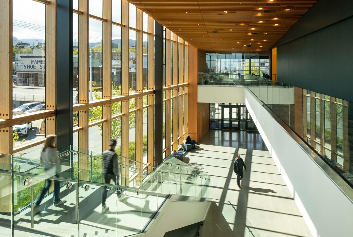 Field 艺术与活动大厅 / LMN Architects