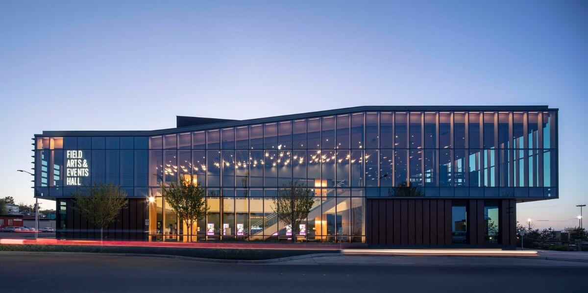 Field 艺术与活动大厅 / LMN Architects