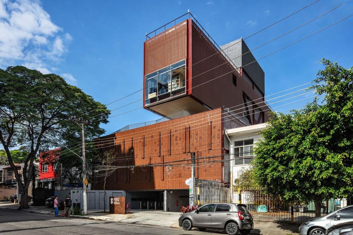 鲁道夫斯坦纳大学 / Biselli Katchborian Arquitetos