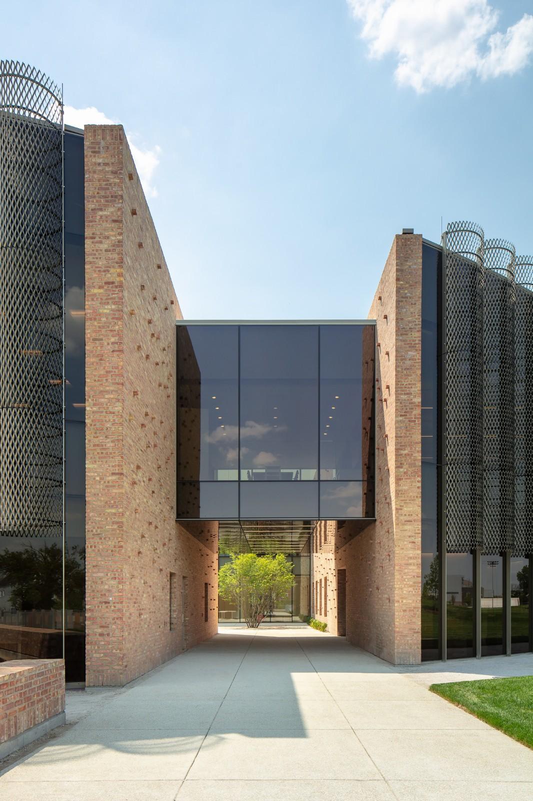 芝加哥公园区总部和体育馆 / John Ronan Architects