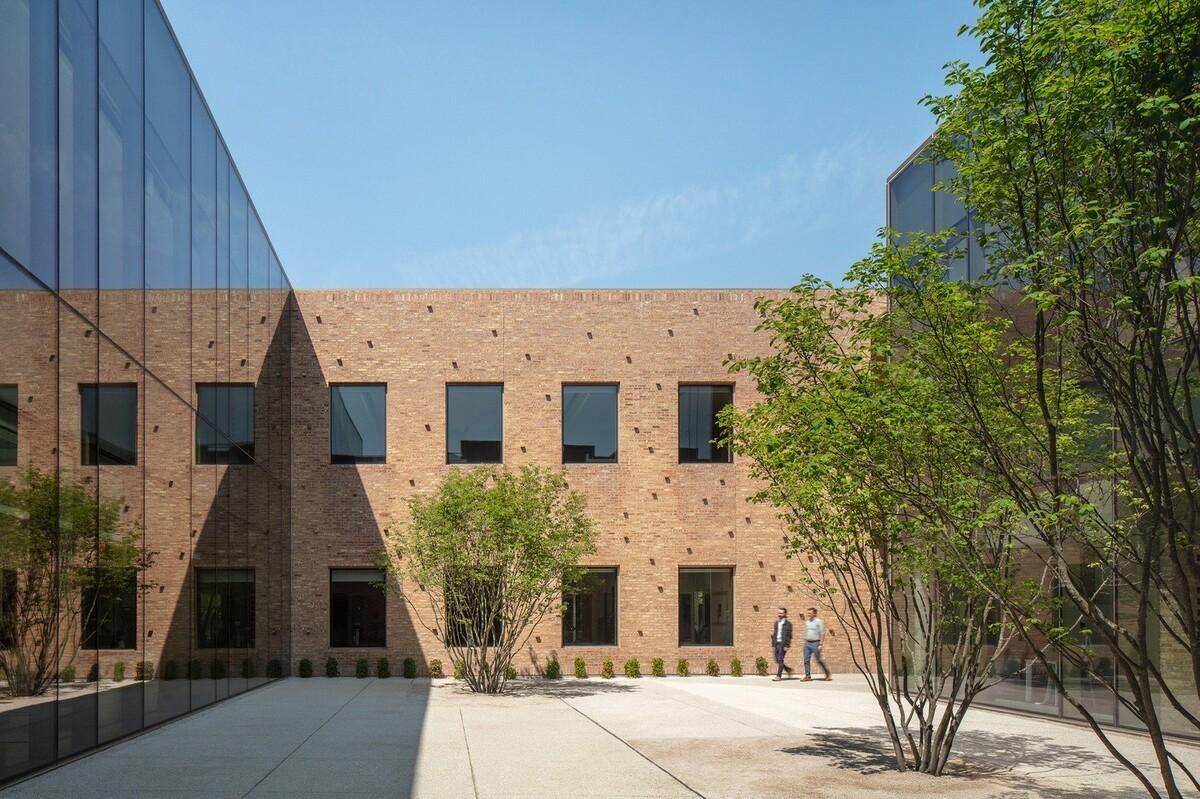 芝加哥公园区总部和体育馆 / John Ronan Architects