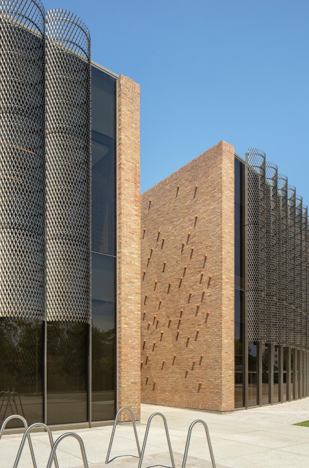 芝加哥公园区总部和体育馆 / John Ronan Architects
