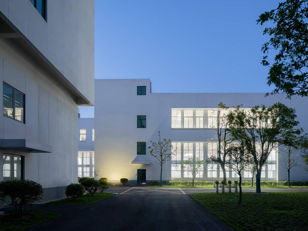 美术馆语境下的温情工厂/ 田字格建筑事务所