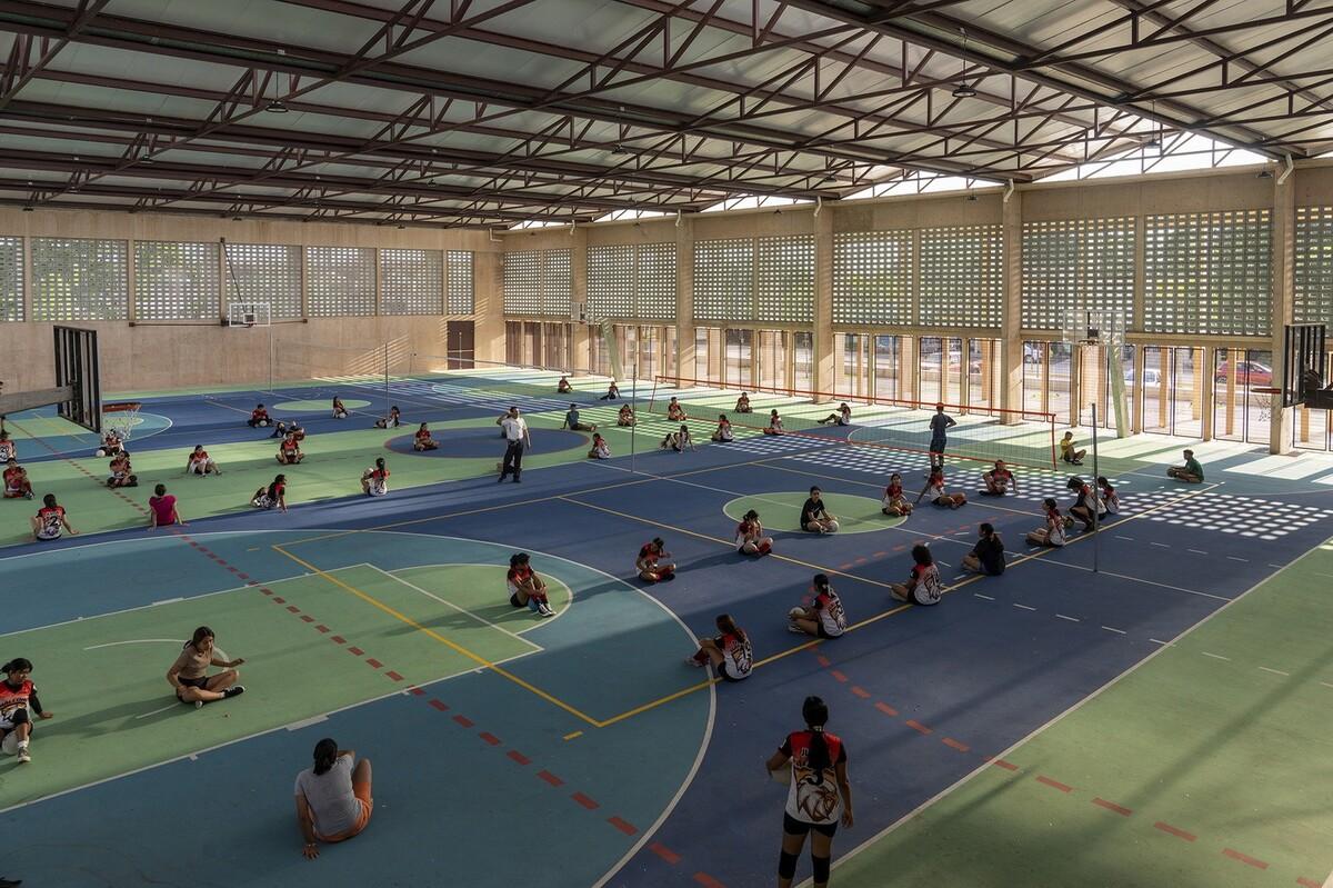 Manuel Vargas Iziquierdo 棒球场与体育中心 / Bernardo Quinzaños + CCA Centro de Colaboración Arquitectónica