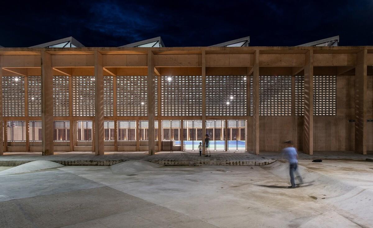 Manuel Vargas Iziquierdo 棒球场与体育中心 / Bernardo Quinzaños + CCA Centro de Colaboración Arquitectónica