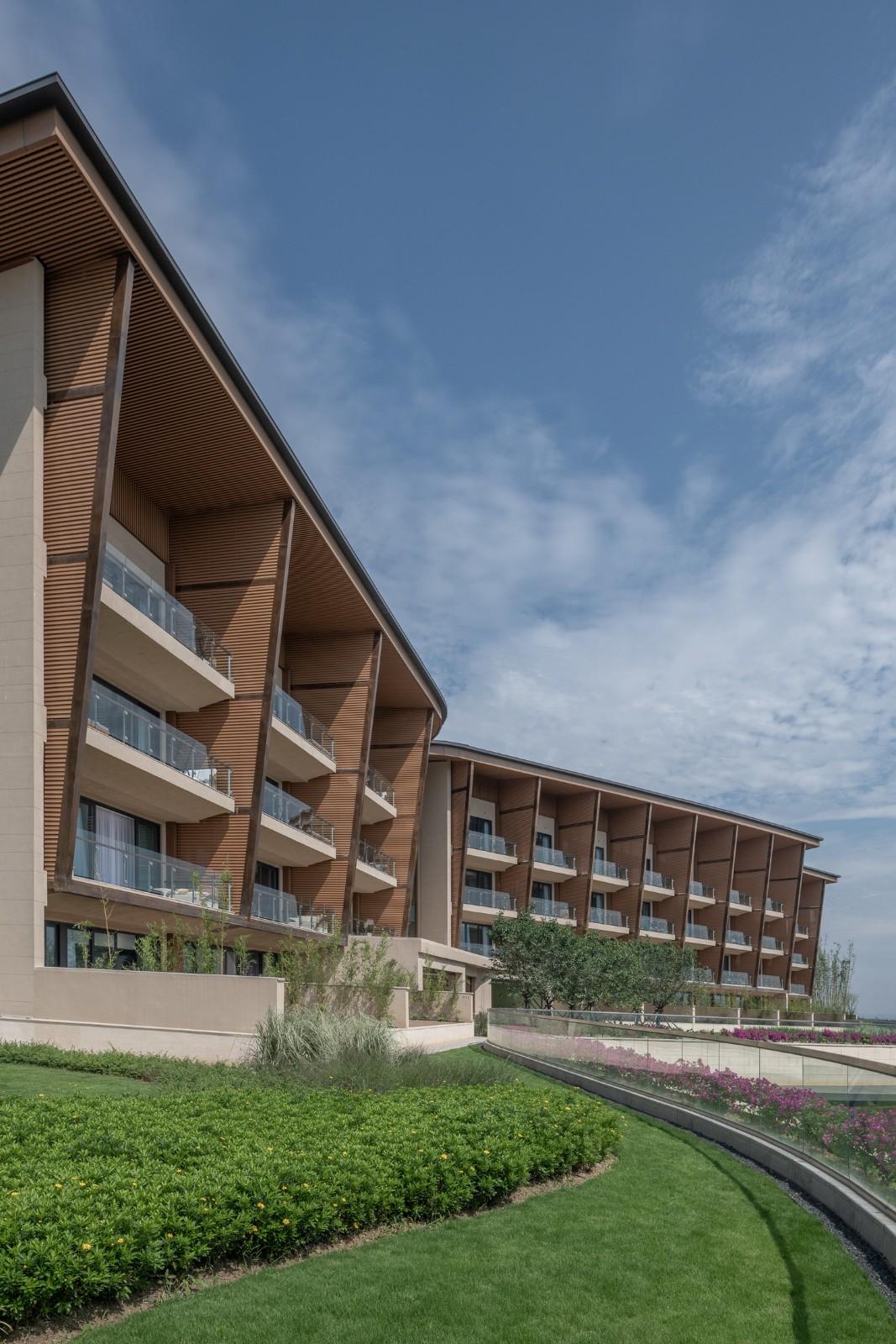 “龙脊”- 地中海黑龙滩度假酒店  / AIM ARCHITECTURE