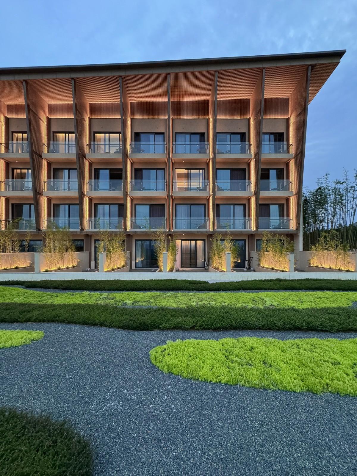 “龙脊”- 地中海黑龙滩度假酒店  / AIM ARCHITECTURE