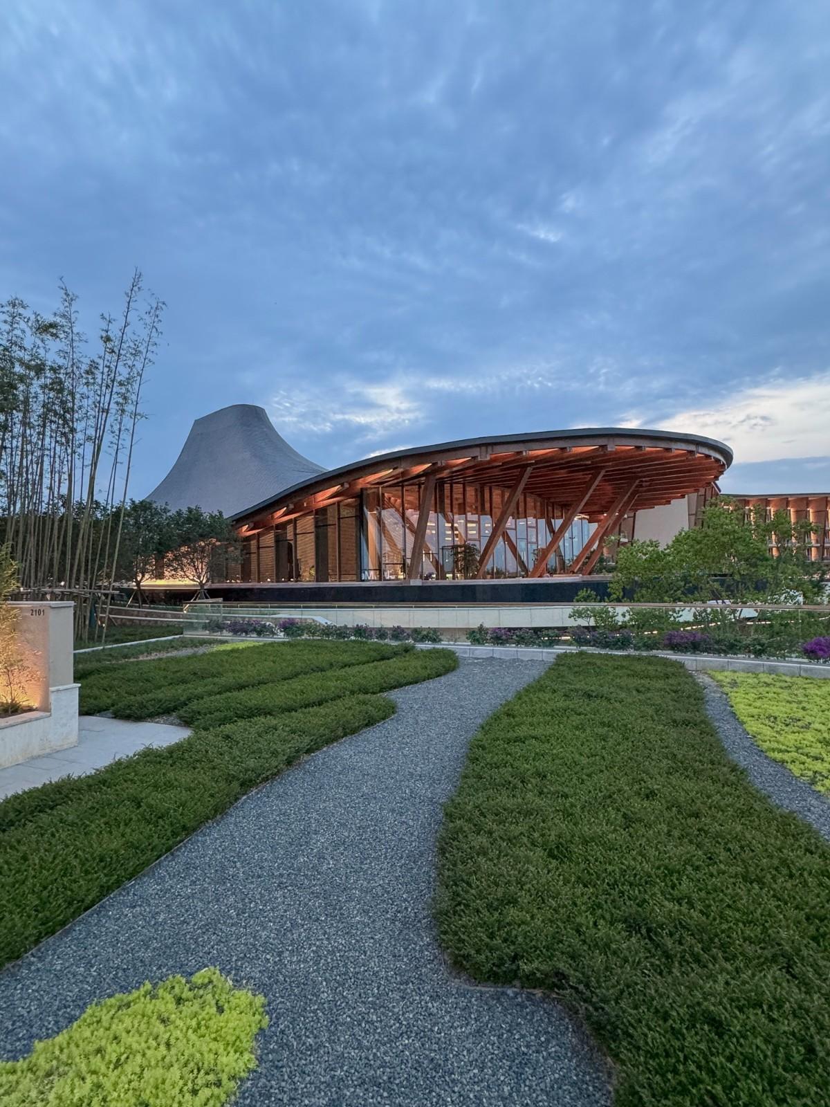 “龙脊”- 地中海黑龙滩度假酒店  / AIM ARCHITECTURE