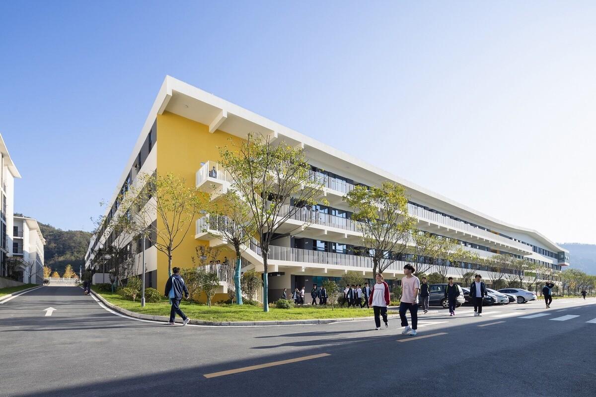 南山五福堂高级中学 / 小写建筑