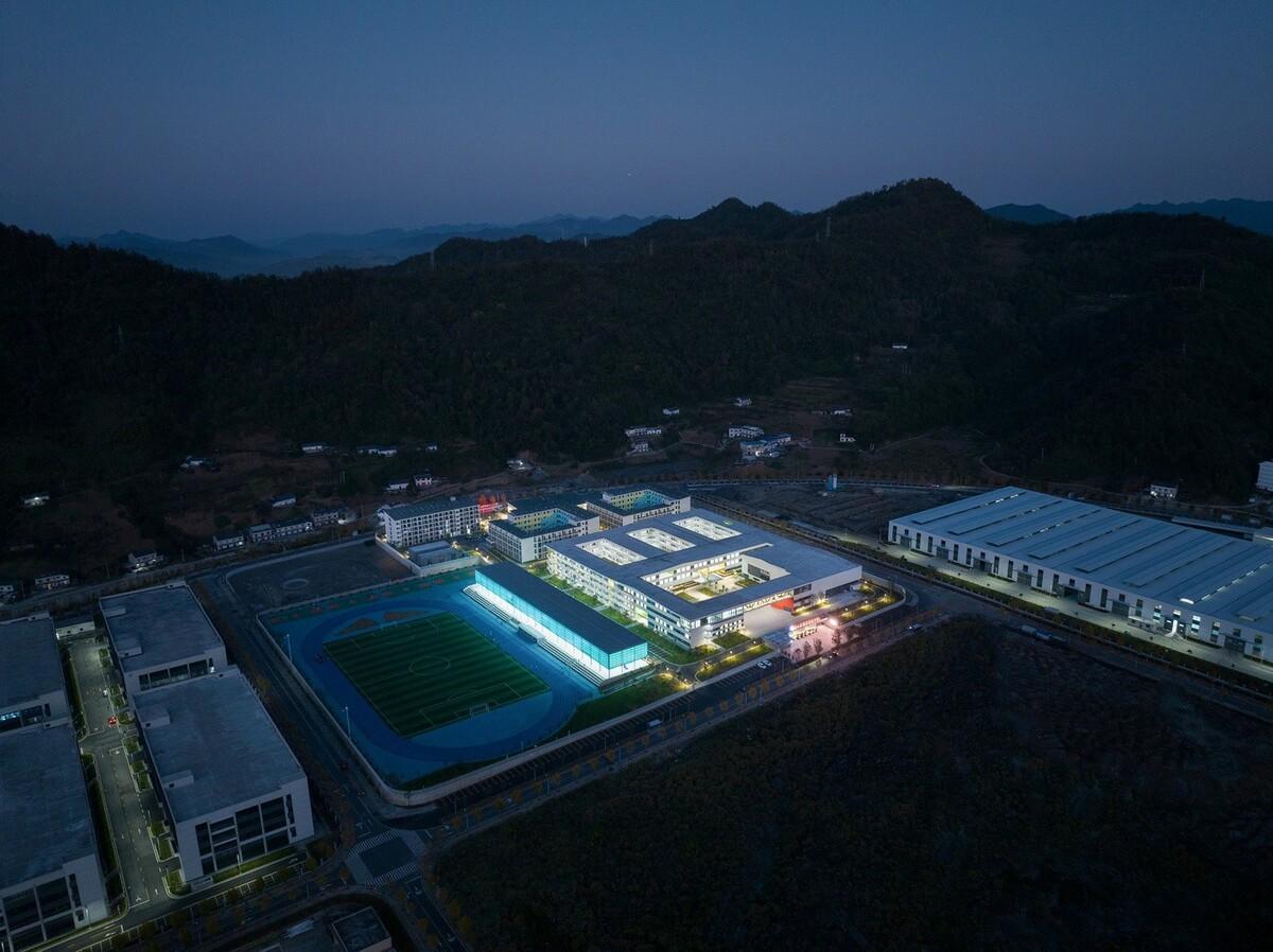 南山五福堂高级中学 / 小写建筑