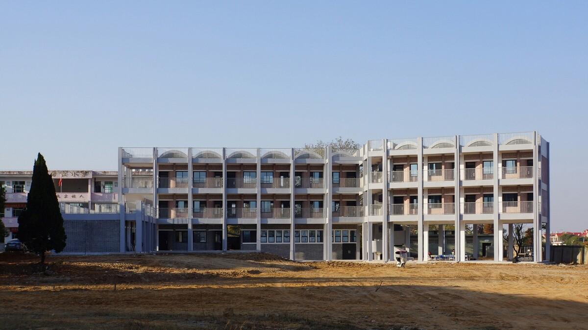 沿江乡村学校 / DOMAT
