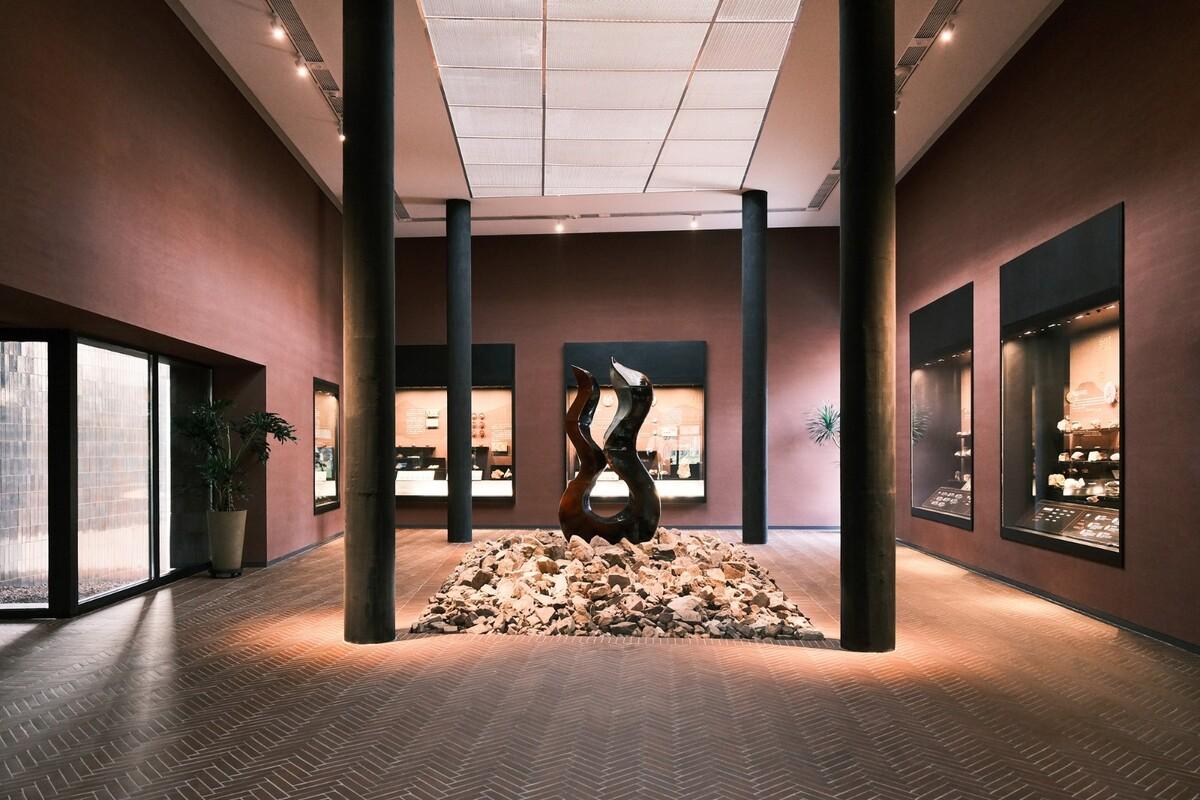 “釉”织新旧，黄龙山·紫砂矿源展示馆 / 东南大学建筑学院+旭可建筑