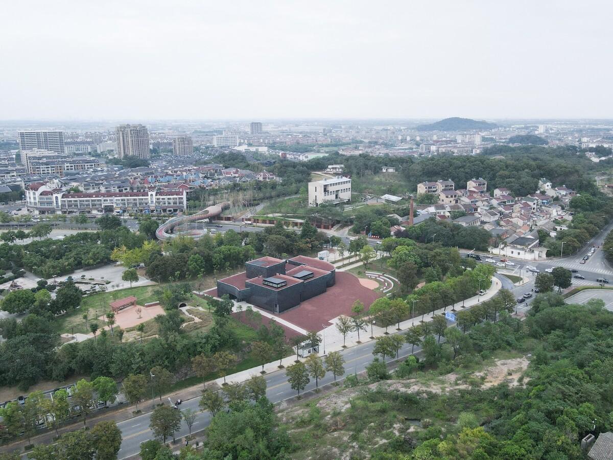 “釉”织新旧，黄龙山·紫砂矿源展示馆 / 东南大学建筑学院+旭可建筑