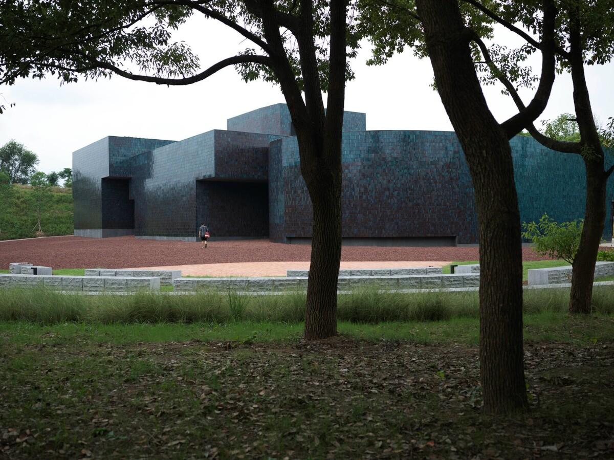 “釉”织新旧，黄龙山·紫砂矿源展示馆 / 东南大学建筑学院+旭可建筑