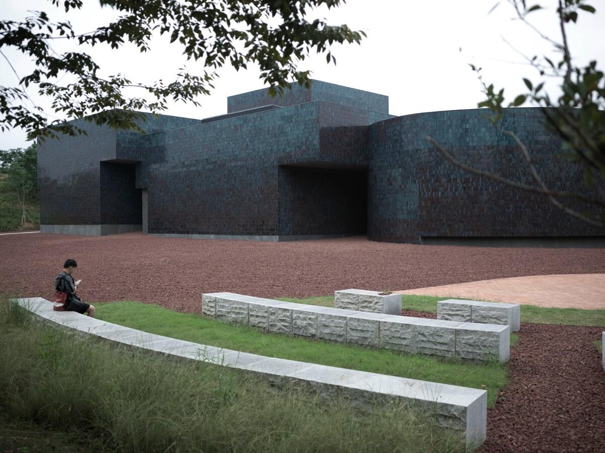 “釉”织新旧，黄龙山·紫砂矿源展示馆 / 东南大学建筑学院+旭可建筑