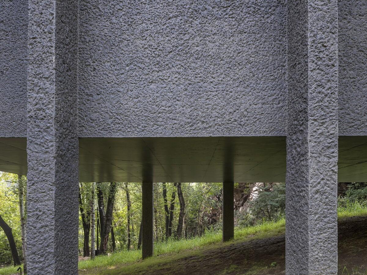 雾灵山眼石汤泉，林中仪器 / 直向建筑