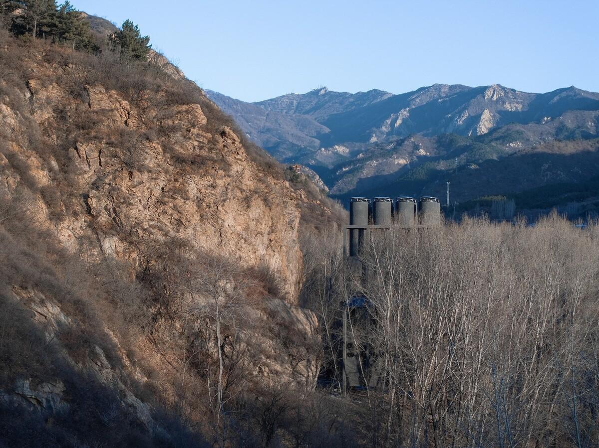 雾灵山眼石汤泉，林中仪器 / 直向建筑