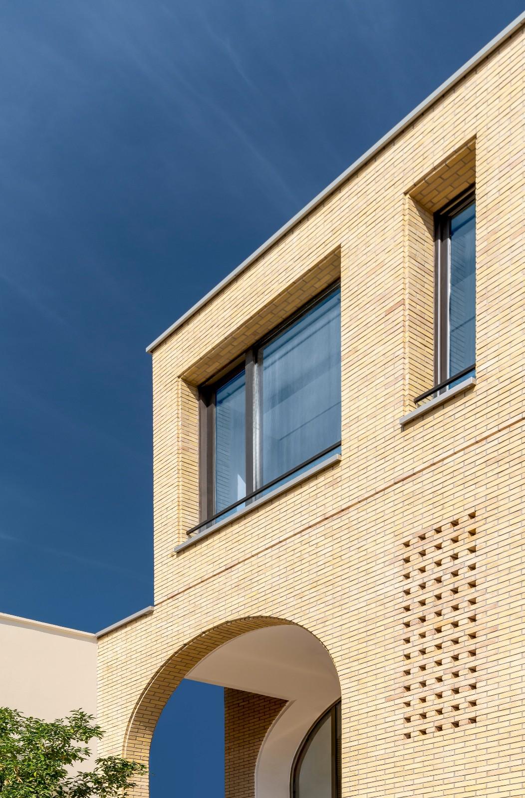 2 IVANs, 2 HOUSEs / HAMAAN Studio