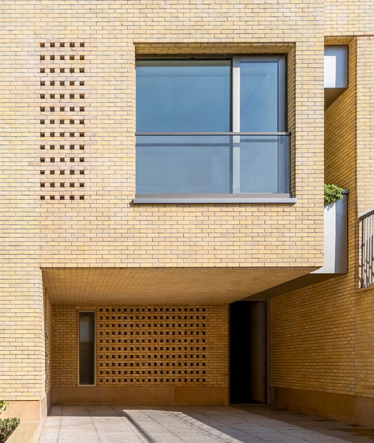 2 IVANs, 2 HOUSEs / HAMAAN Studio