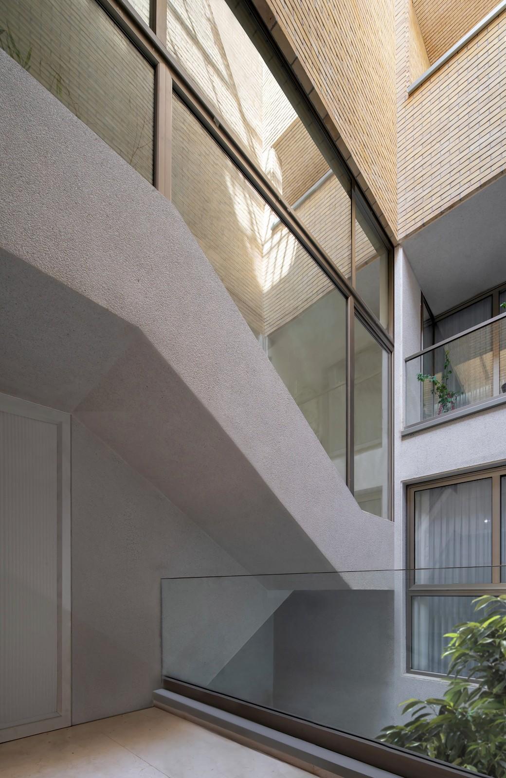 2 IVANs, 2 HOUSEs / HAMAAN Studio