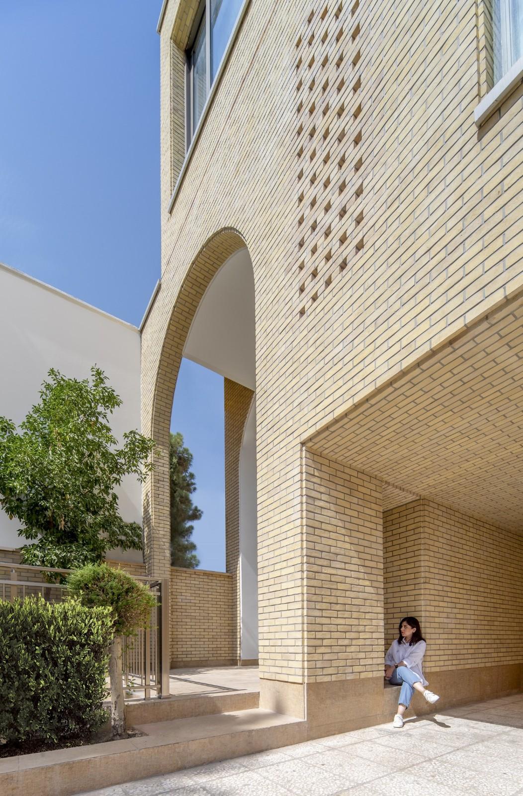 2 IVANs, 2 HOUSEs / HAMAAN Studio