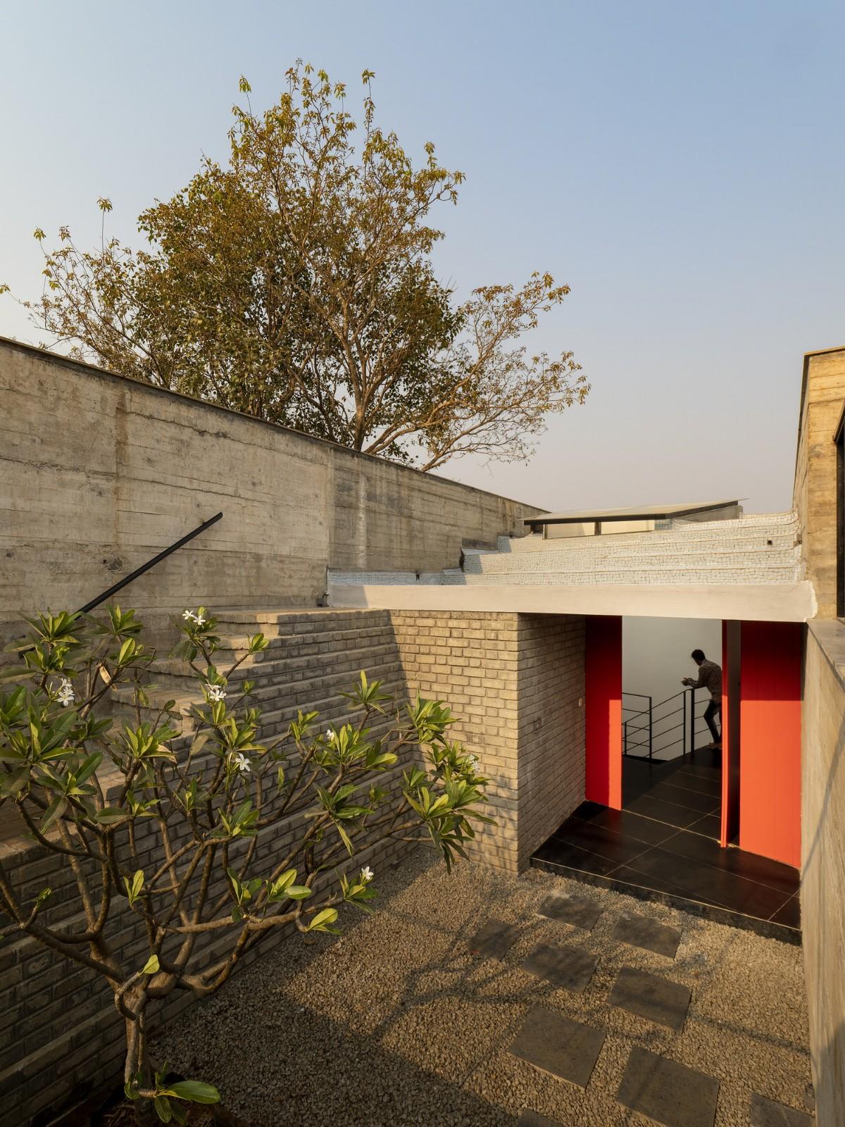 斜屋 / Red Brick Studio