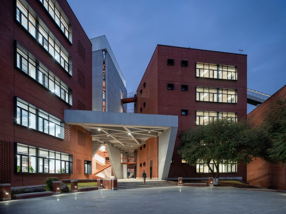 北京师范大学珠海校区元白楼 / 清华大学建筑设计研究院