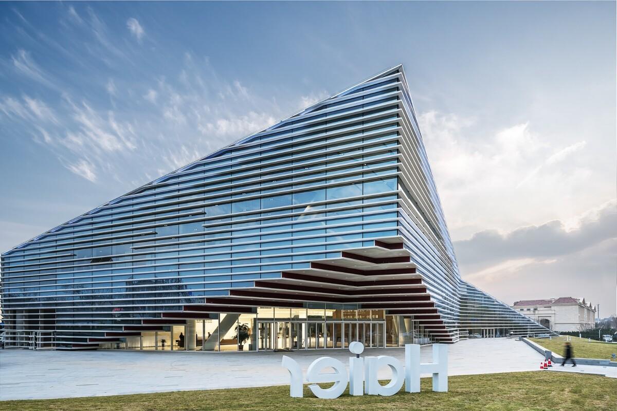 落于青岛的山尖之峰相互混揉上升远眺的海尔中心