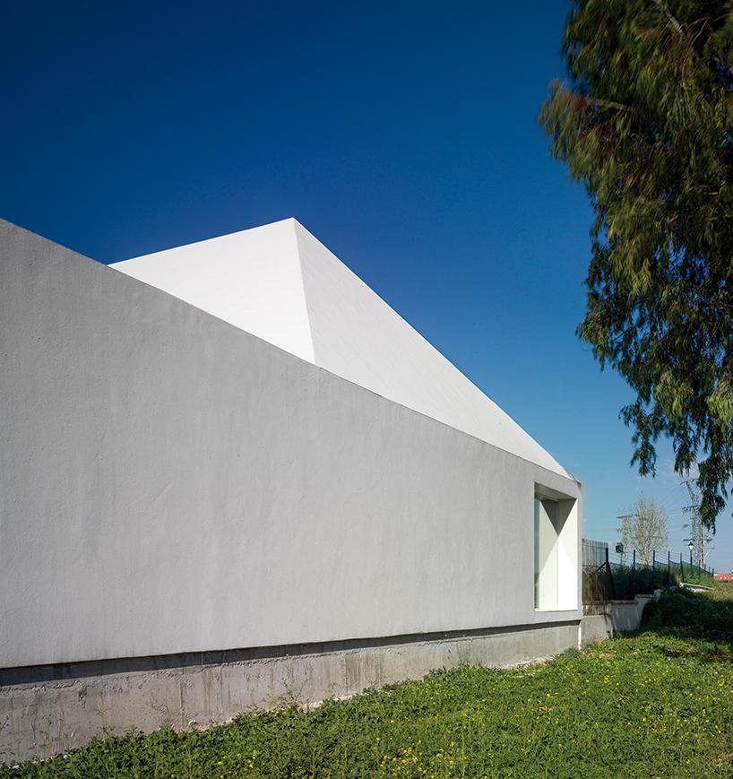 西班牙cid中心,折角屋顶与远山相映成辉