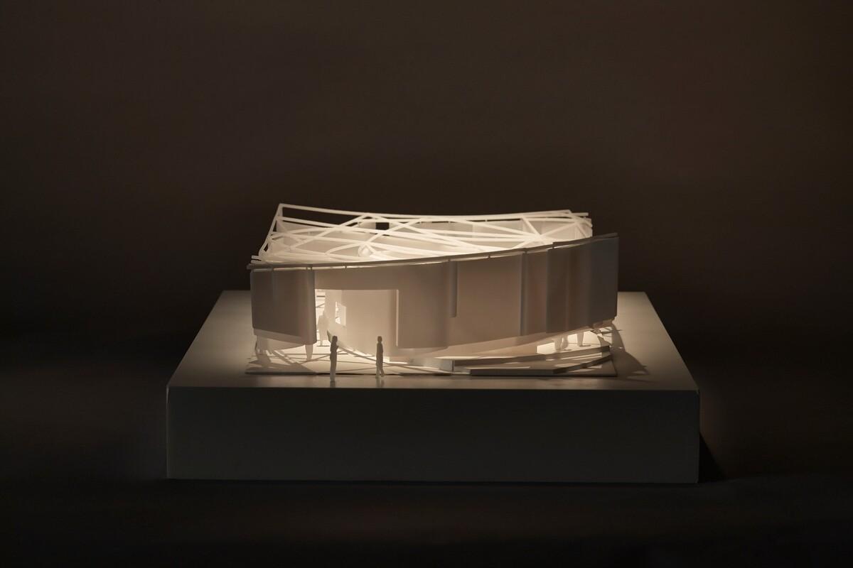 建筑对话时尚，“悬浮毛毡”展厅