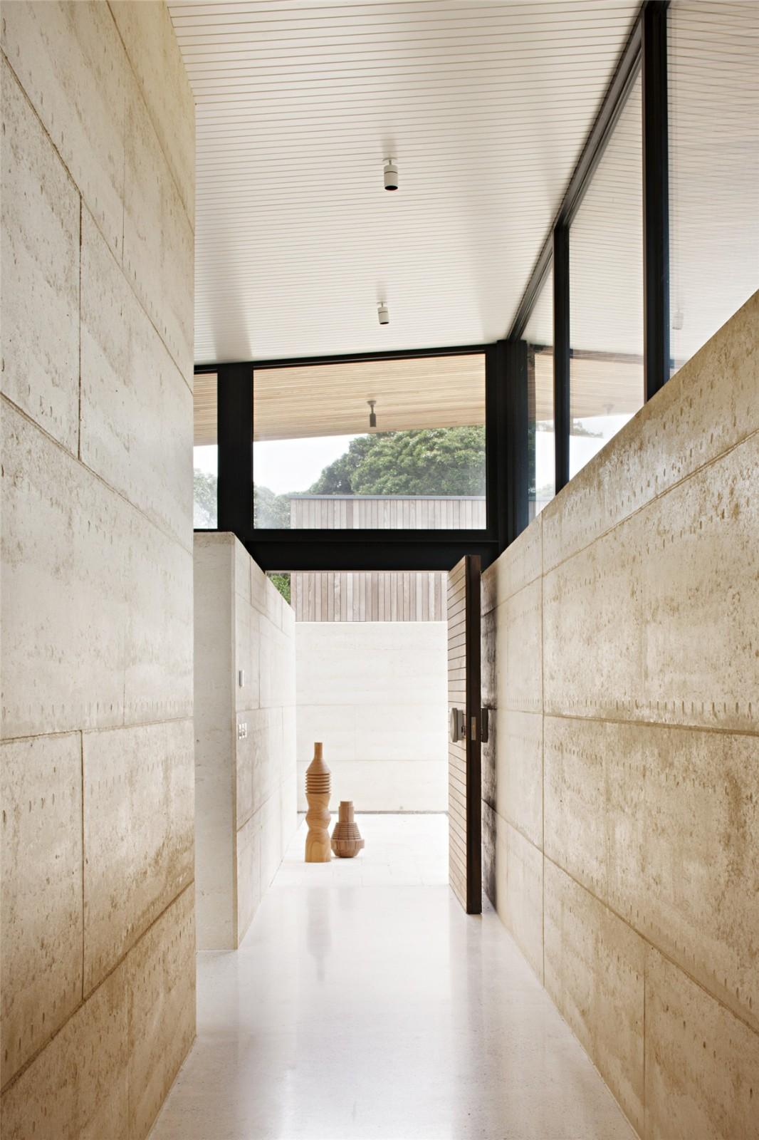 与树木交织的板筑小屋