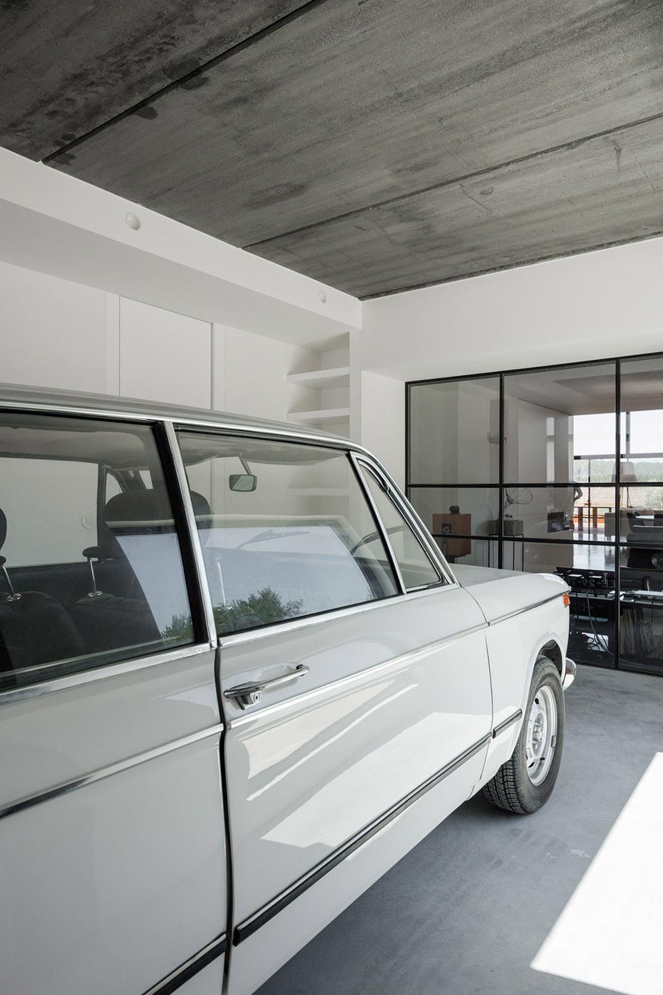矩形空间的完美展现——Ourém住宅