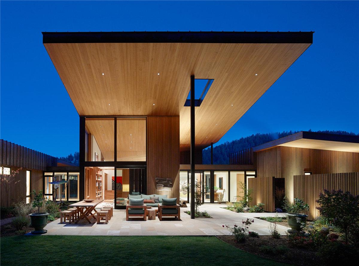 rcr-compound-carney-logan-burke_dezeen_2364_col_4.jpg