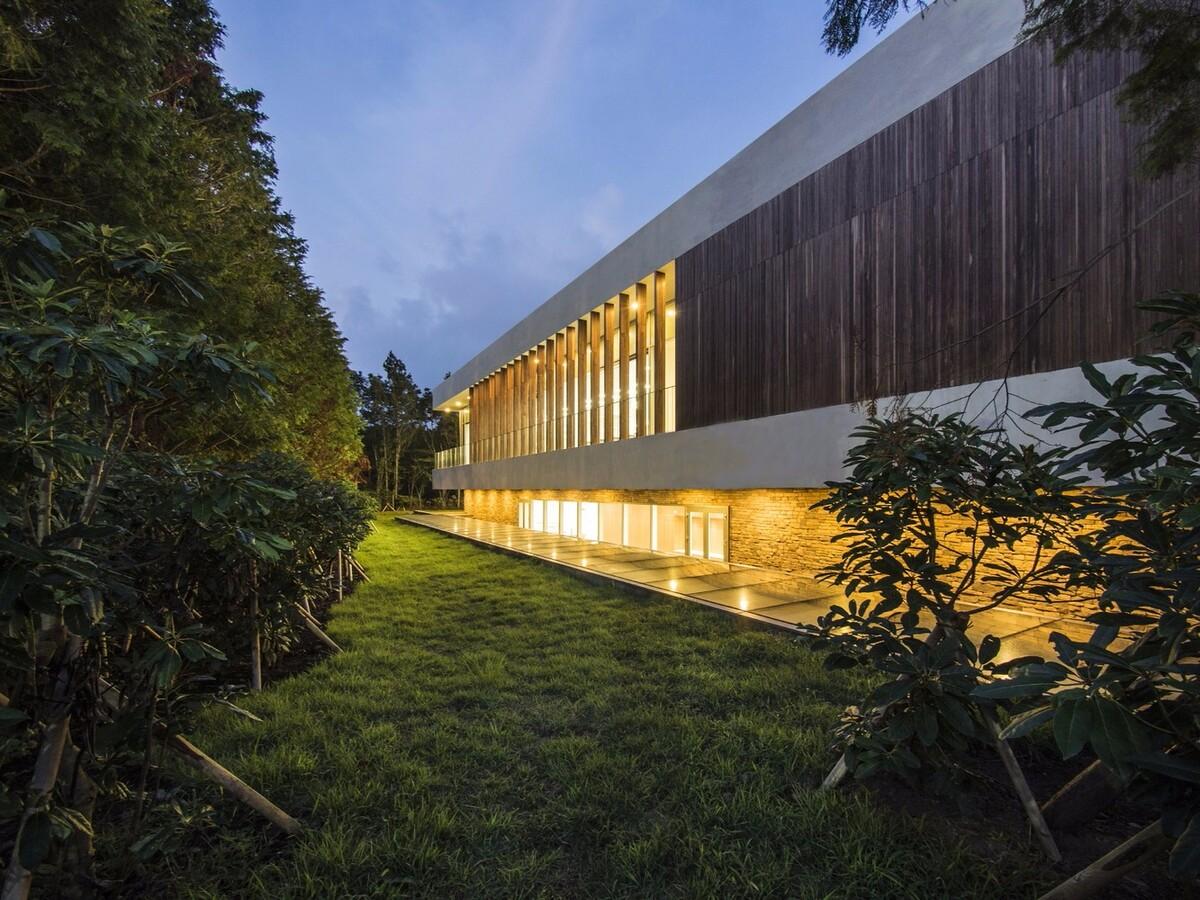 九桥会堂 ——停车场与屋面的无缝融合 / D·Lim Architects