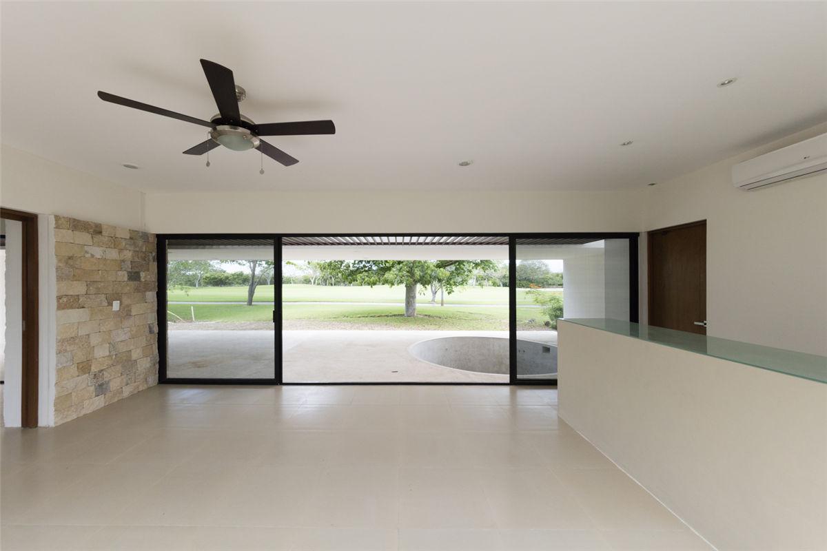 坎哈16号住宅：俯瞰高尔夫球场的大型社区 / Boyance Arquitectos