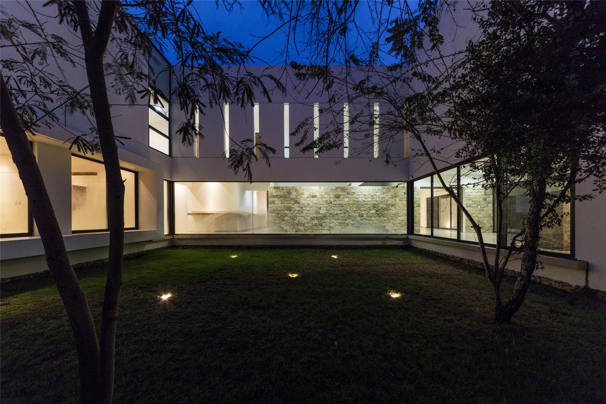 坎哈16号住宅：俯瞰高尔夫球场的大型社区 / Boyance Arquitectos