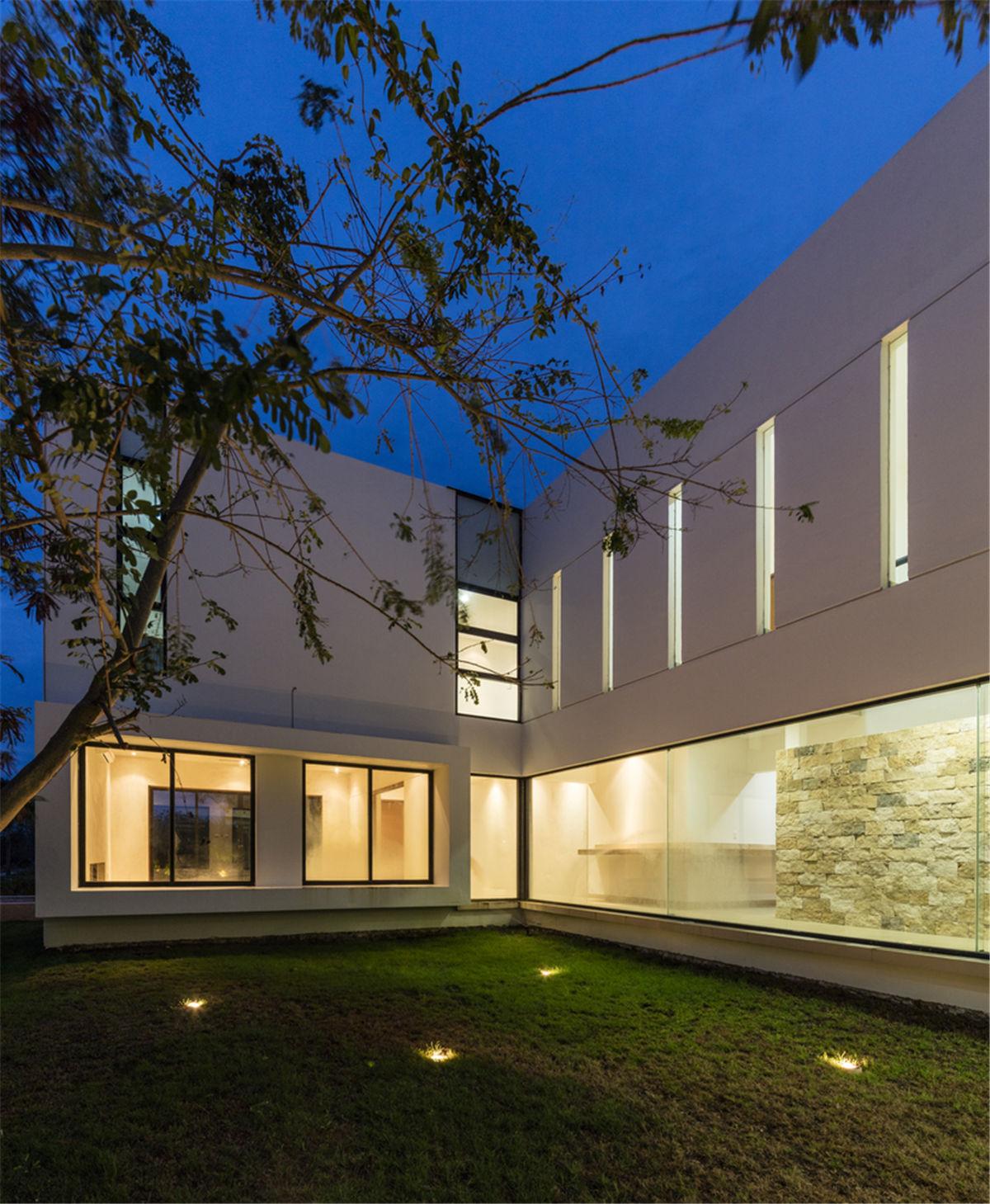 坎哈16号住宅：俯瞰高尔夫球场的大型社区 / Boyance Arquitectos