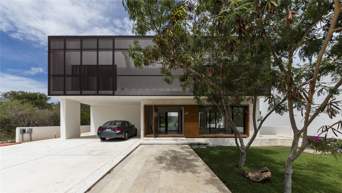 坎哈16号住宅：俯瞰高尔夫球场的大型社区 / Boyance Arquitectos